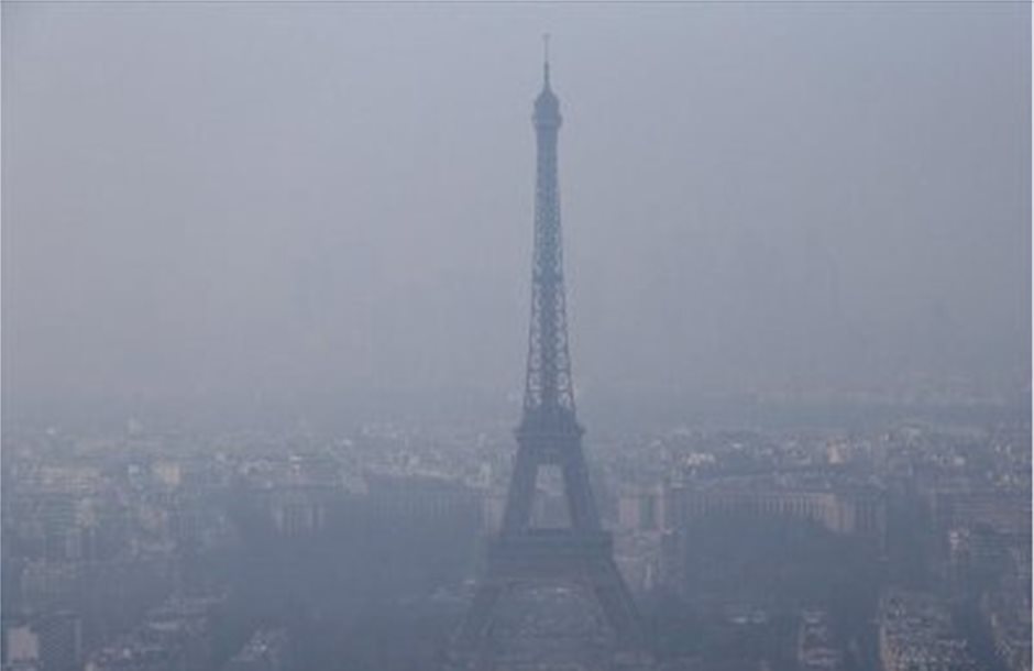Σε κλοιό αιθαλομίχλης η πόλη του φωτός στη Γαλλία